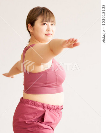 ヨガをするぽっちゃり体型の若い女性 プラスサイズモデル イメージ ヨガをするぽっちゃり体型の若い女性 プラスサイズモデル イメージ 103618138