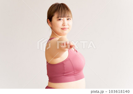 ヨガをするぽっちゃり体型の若い女性　プラスサイズモデル　イメージ 103618140