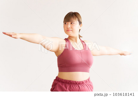 ヨガをするぽっちゃり体型の若い女性　プラスサイズモデル　イメージ 103618141