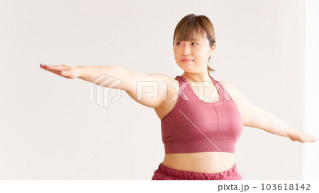 ヨガをするぽっちゃり体型の若い女性　プラスサイズモデル　イメージ 103618142