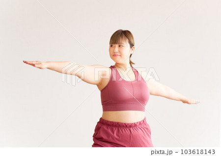 ヨガをするぽっちゃり体型の若い女性　プラスサイズモデル　イメージ 103618143