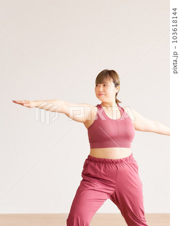 ヨガをするぽっちゃり体型の若い女性　プラスサイズモデル　イメージ 103618144
