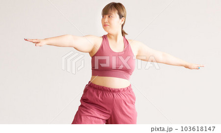 ヨガをするぽっちゃり体型の若い女性 プラスサイズモデル イメージ ヨガをするぽっちゃり体型の若い女性 プラスサイズモデル イメージ 103618147