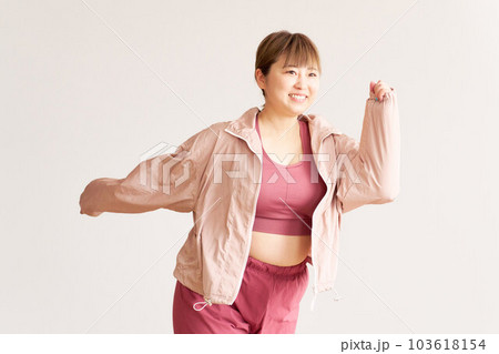 トレーニングをする豊満な若い女性　プラスサイズモデル　イメージ 103618154