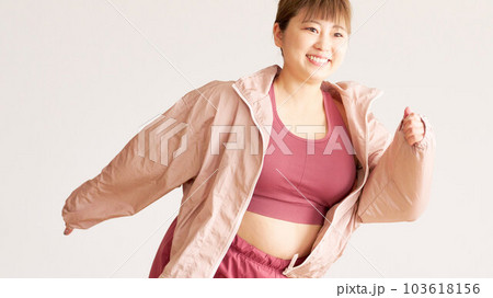トレーニングをする豊満な若い女性　プラスサイズモデル　イメージ 103618156