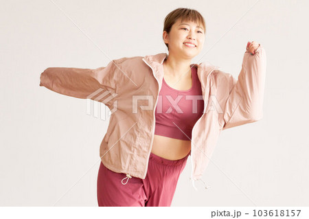 トレーニングをする豊満な若い女性　プラスサイズモデル　イメージ 103618157