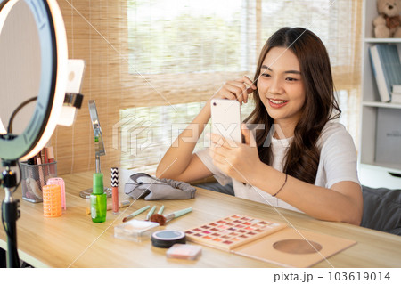 Influential women in the makeup industry are performing live or streaming makeup tutorials and teaching techniques to look more beautiful, Cosmetics for beauty, Beauty bloggers. 103619014