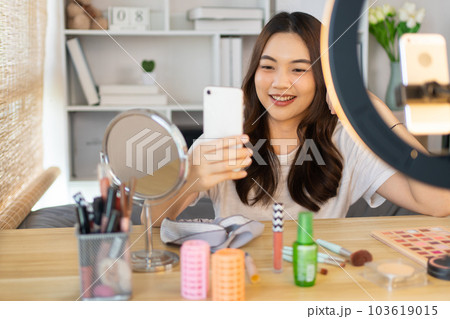 Influential women in the makeup industry are performing live or streaming makeup tutorials and teaching techniques to look more beautiful, Cosmetics for beauty, Beauty bloggers. 103619015