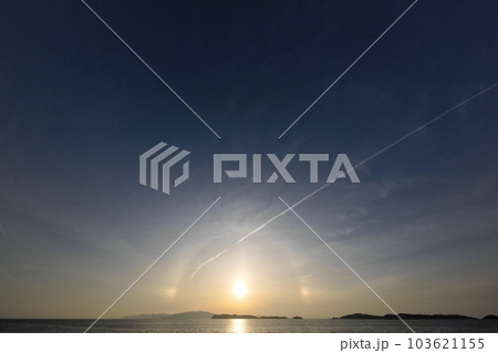 ハロが現れた幻想的な春の夕空と海・超広角・空主体・230520pm ハロが現れた幻想的な春の夕空と海・超広角・空主体・230520pm 103621155
