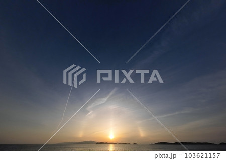 ハロが現れた幻想的な春の夕空と海・超広角・空主体・230520pm ハロが現れた幻想的な春の夕空と海・超広角・空主体・230520pm 103621157