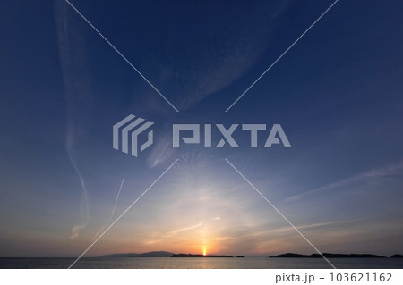 ハロが現れた幻想的な春の夕空と海・超広角・空主体・230520pm ハロが現れた幻想的な春の夕空と海・超広角・空主体・230520pm 103621162