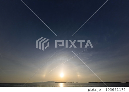 ハロが現れた幻想的な春の夕空と海・超広角・空主体・230520pm ハロが現れた幻想的な春の夕空と海・超広角・空主体・230520pm 103621175