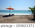 インドネシア　ギリ島のパラソルがある美しいビーチ　 103621371