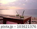 インドネシア　ギリ島の夕暮れのレストラン 103621376