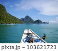 フィリピン　エルニドの青い海とアイランドホッピングに向かう白いボート 103621721