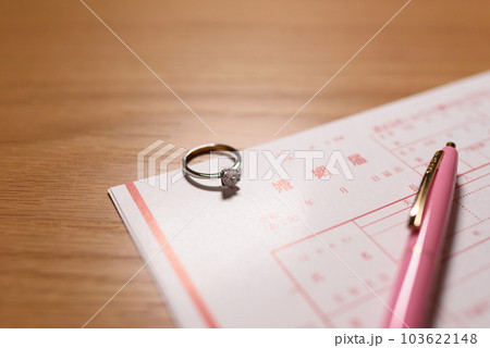 婚姻届と結婚指輪とペン　婚約指輪　元号令和の書類 103622148