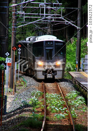 捕鯨の町… きのくに線『太地駅』へ入線する『サイクルトレイン』227系1000番台 捕鯨の町… きのくに線『太地駅』へ入線する『サイクルトレイン』227系1000番台 103622572