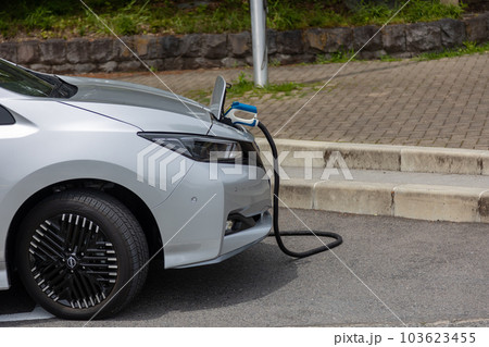 充電ステーションで充電中の電気自動車 103623455