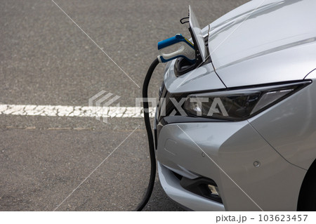 充電ステーションで充電中の電気自動車 103623457