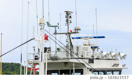 漁船の船橋の上に設置されたアンテナと航海灯の写真素材