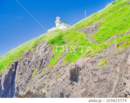 新潟市　角田浜岬灯台を見上げる景色 103623774