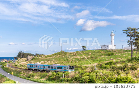 「青森県」鮫角灯台の風景　八戸市 103623775