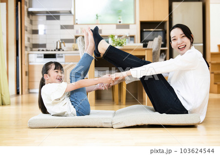 自宅のリビングでストレッチをする母と娘 103624544