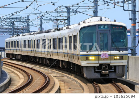 【JR西日本】221系（おおさか東線：南吹田駅） 103625094