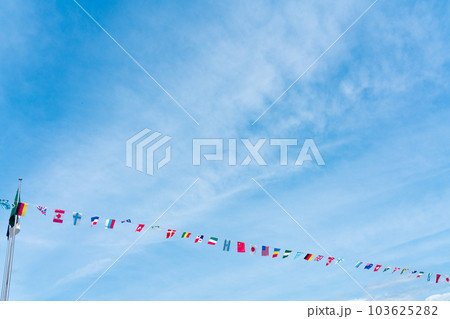 青空にはためく万国旗 103625282