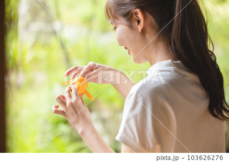 びわを食べる女性 103626276