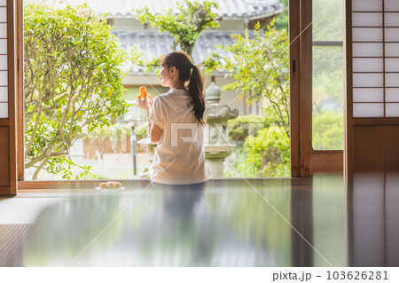 古民家でくつろぐ女性 古民家でくつろぐ女性 103626281