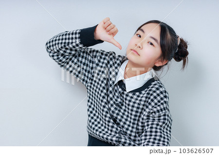 サムズアップを出す女の子 103626507