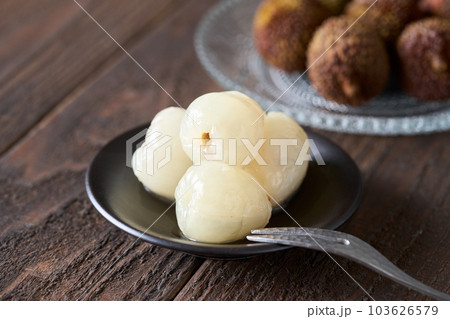 皮を剥いた台湾産のライチ 103626579