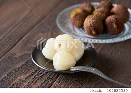 皮を剥いた台湾産のライチ 103626580