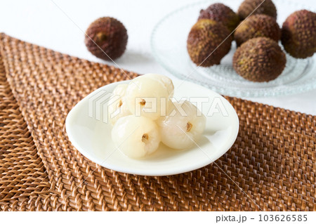 皮を剥いた台湾産のライチ 103626585