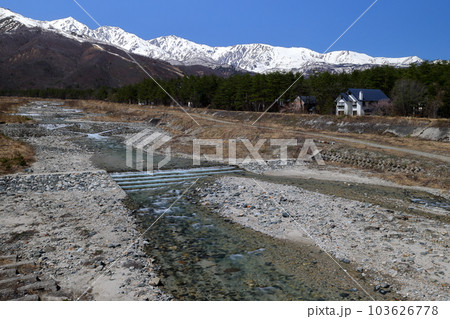 長野県北安曇郡白馬村 春の雪解け水が集まる平川に架かる白馬オリンピック大橋から冠雪した白馬連峰 長野県北安曇郡白馬村 春の雪解け水が集まる平川に架かる白馬オリンピック大橋から冠雪した白馬連峰 103626778