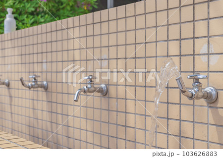 学校の水道の蛇口の写真素材 [103626883] - PIXTA