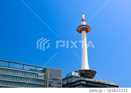 京都駅前広場より望む京都タワー 103627112