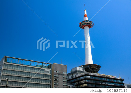 京都駅前広場より望む京都タワー 103627115