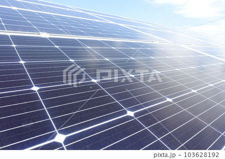 快晴の青空の下に並んだ単結晶の太陽光パネル 快晴の青空の下に並んだ単結晶の太陽光パネル 103628192