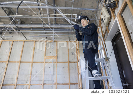 電気工事作業をする作業員男性 103628521