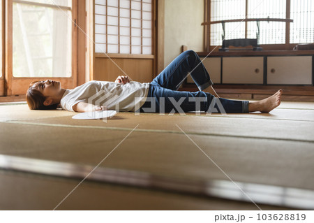 和室で寝転がる女性 和室で寝転がる女性 103628819