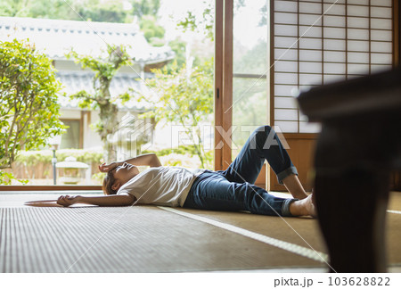 和室で寝転がる女性 103628822