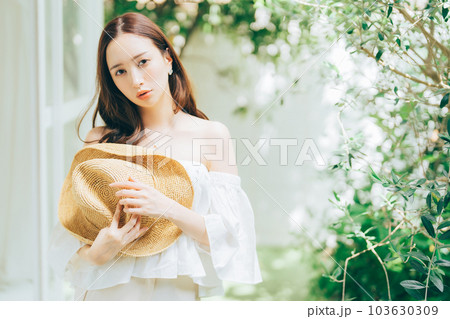 夏服の若い女性 夏服の若い女性 103630309
