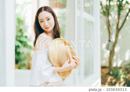 夏服の若い女性 夏服の若い女性 103630313