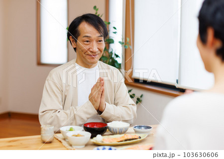 夕食をとる中高年夫婦 103630606