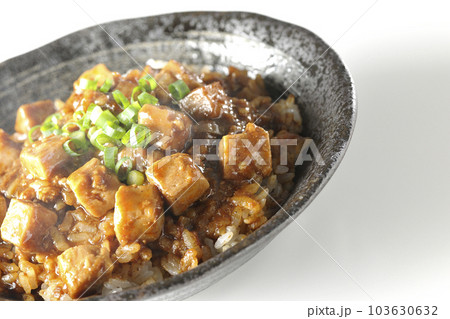 小ねぎとお豆腐たっぷりピリ辛熱々麻婆豆腐丼を白背景で撮影 103630632