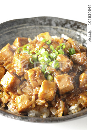 小ねぎとお豆腐たっぷりピリ辛熱々麻婆豆腐丼を白背景で撮影 103630646