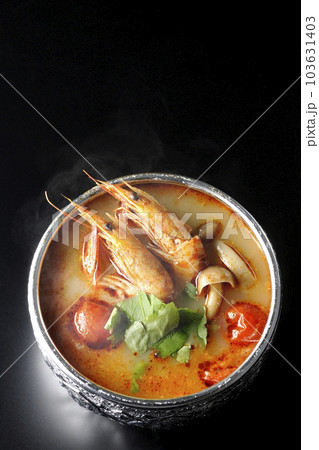 熱々のトムヤムクンを黒背景で俯瞰撮影 103631403