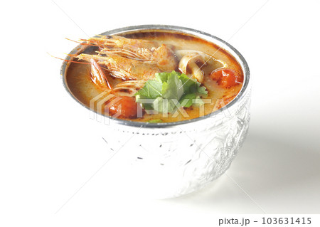 熱々のトムヤムクンを白背景で撮影 103631415
